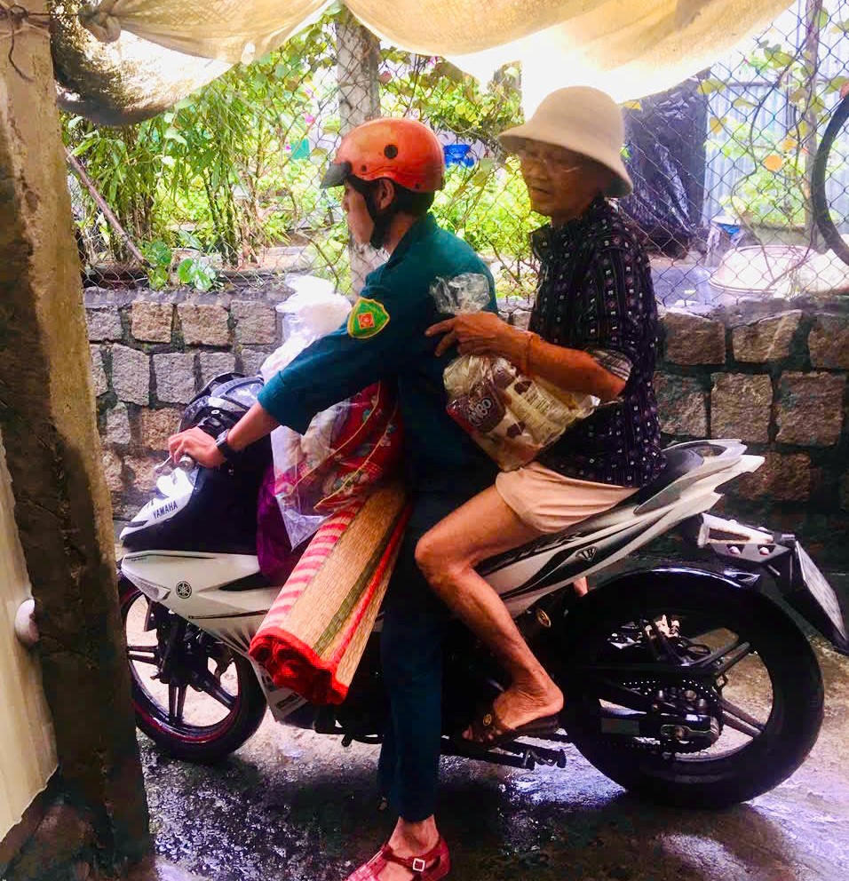 Lực lượng dân quân phường Sa Huỳnh đưa người dân đến điểm sơ tán dân trú bão số 13. Ảnh: CV.