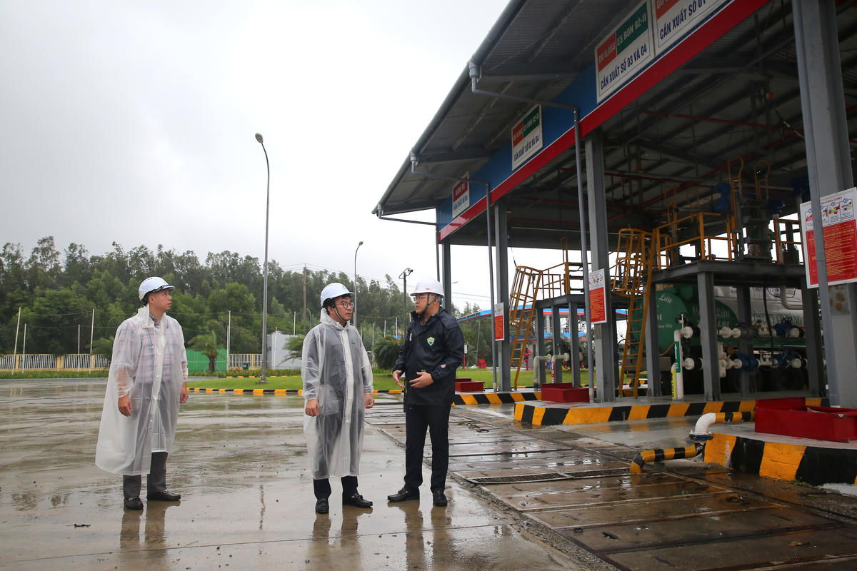 Tổng Giám đốc BSR Nguyễn Việt Thắng kiểm tra các bến xuất hàng bằng đường bộ, đường biển và hệ thống kho của PV Oil Dung Quất, hiện đã tuân thủ lệnh tạm thời dừng xuất hàng tránh bão