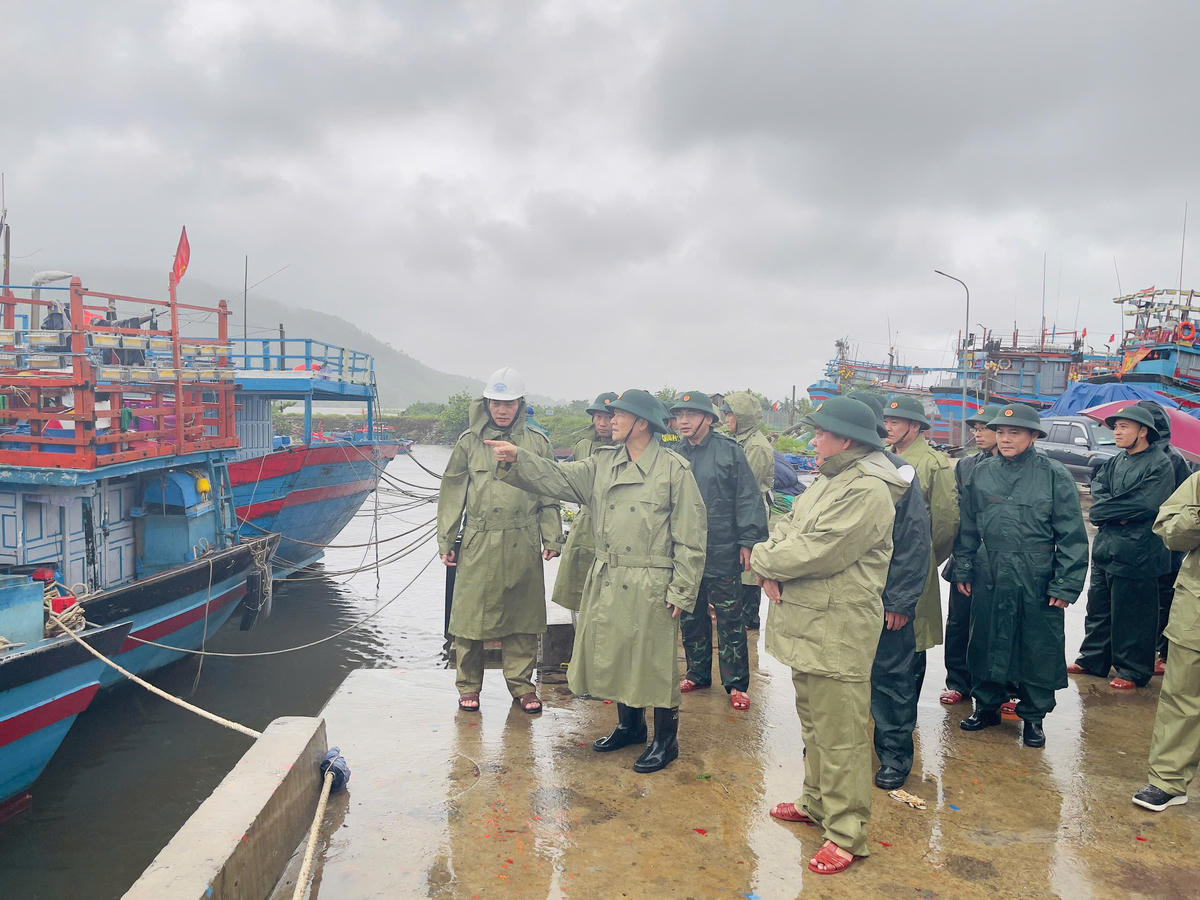 Thượng tướng Phạm Trường Sơn kiểm tra tại cảng cá Mỹ Á. Ảnh: CV.