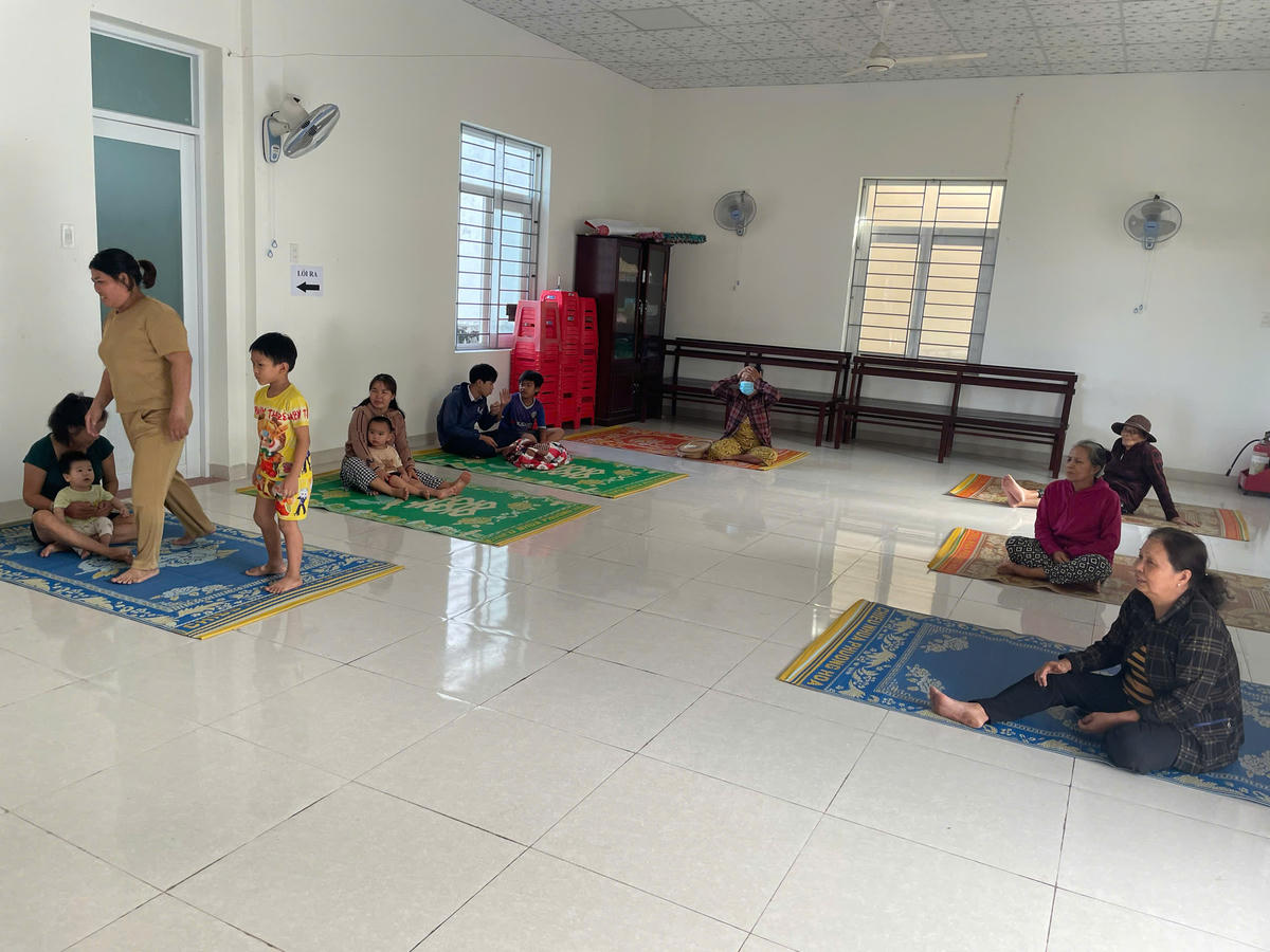 Người dân được sơ tán đến chỗ ở an toàn trước khi bão số 13 đổ bộ vào đất liền. Ảnh: CV.