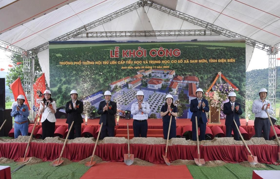 Các đại biểu động thổ khởi công xây dựng Trường PTNT liên cấp tiểu học và THCS xã Sam Mứn (Điện Biên). Ảnh: Anh Dũng