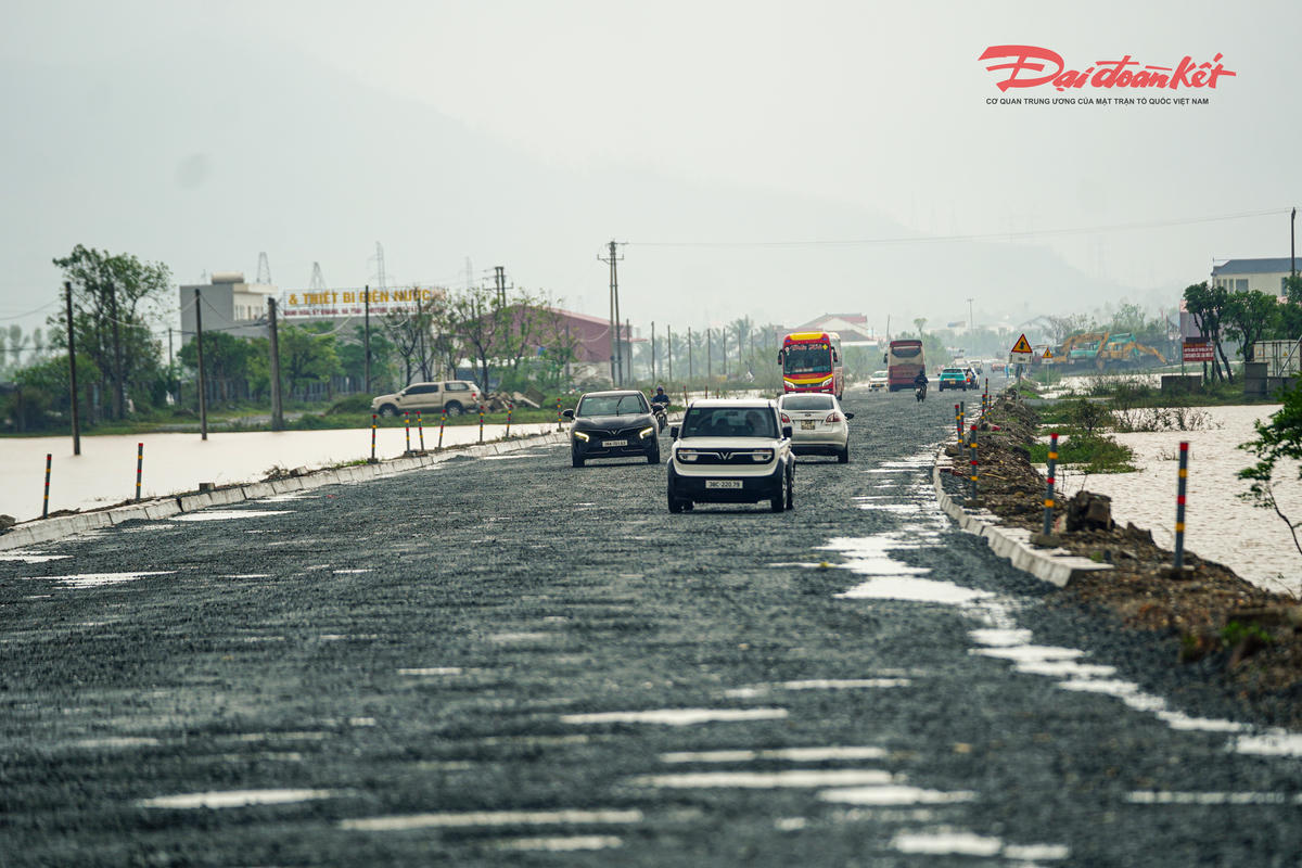 Trước thực tế này, Cục Đường bộ Việt Nam đã triển khai dự án sửa chữa định kỳ một số cầu, đường trên tuyến quốc lộ 1 qua tỉnh Hà Tĩnh, trong đó có đoạn tuyến dài 3,1 km qua xã Kỳ Khang với tổng mức đầu tư 33 tỷ đồng, do Khu Quản lý đường bộ II (Cục Đường bộ Việt Nam) làm chủ đầu tư và Công ty CP Xây dựng và Thương mại Ngọc Minh - UDIC là nhà thầu thi công. Ảnh: Cẩm Kỳ&nbsp;