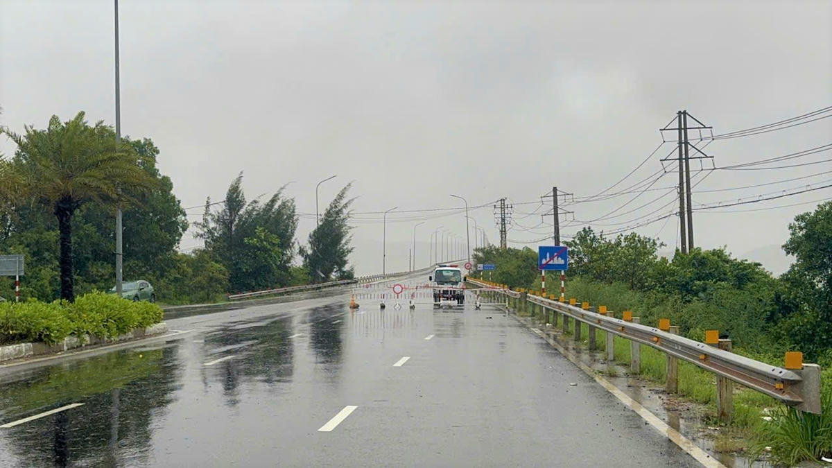 Lực lượng chức năng cấm người dân, phương tiện lưu thông qua cầu Thị Nại. Ảnh: Tấn Thành.