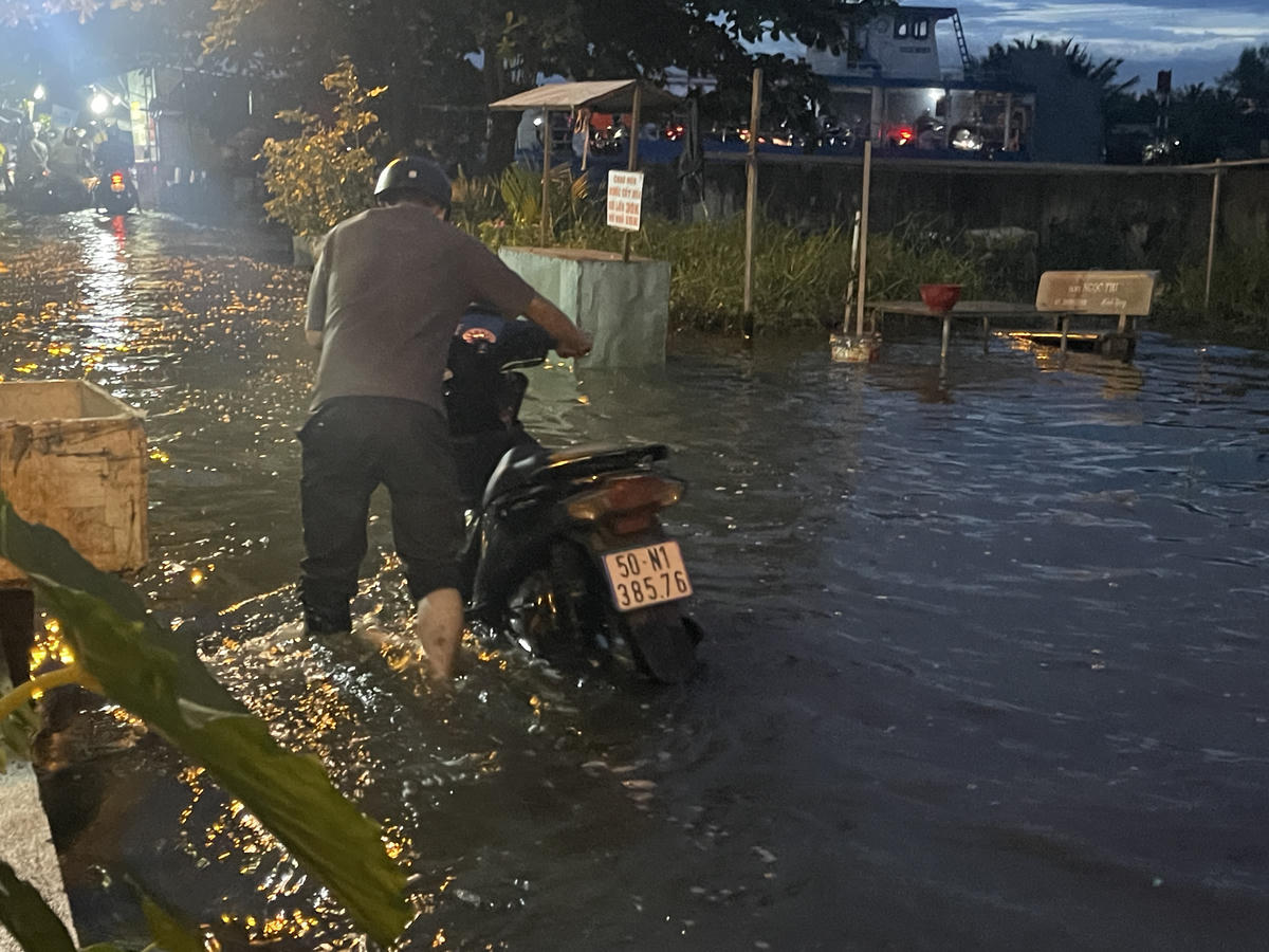 Khu vực gần bến phà Phú Định ngập sâu. Phà Phú Định nhiều lúc phải ngưng chạy do người dân ở trên phà không dám xuống đường vì sợ ngập nước, xe bị chết máy. Ảnh: Đ.Xá.