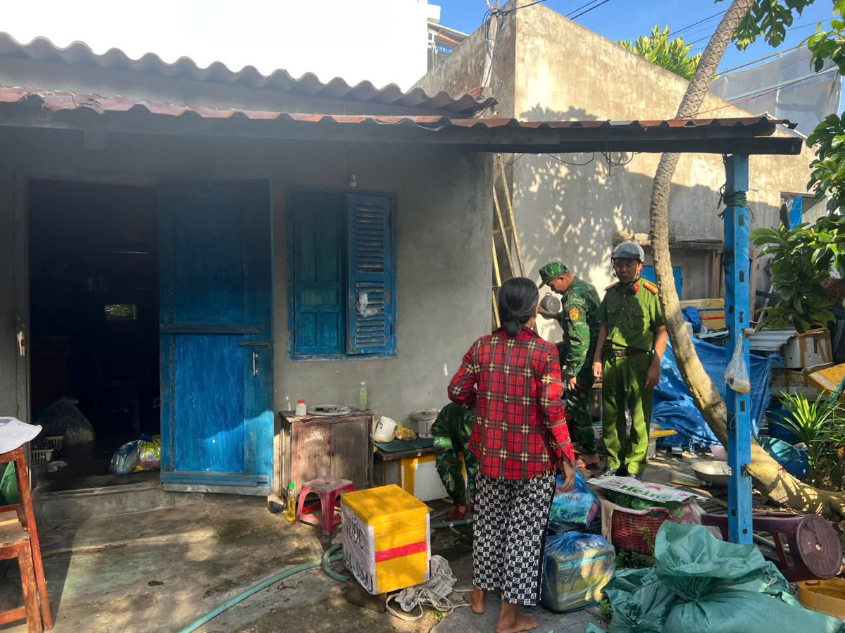 Lực lượng chức năng Gia Gia đi đến từng nhà người dân đưa đi sơ tán. Ảnh: CV.