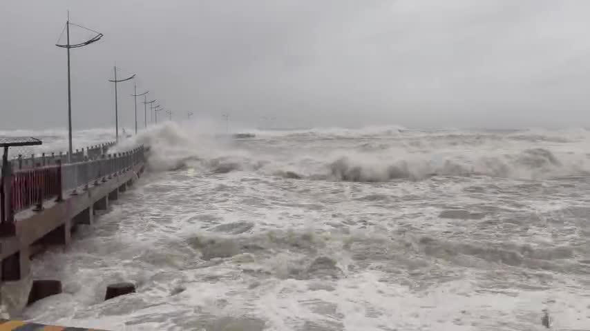 Bờ biển Lý Sơn sóng đánh mạnh vào bờ. Ảnh: CV.