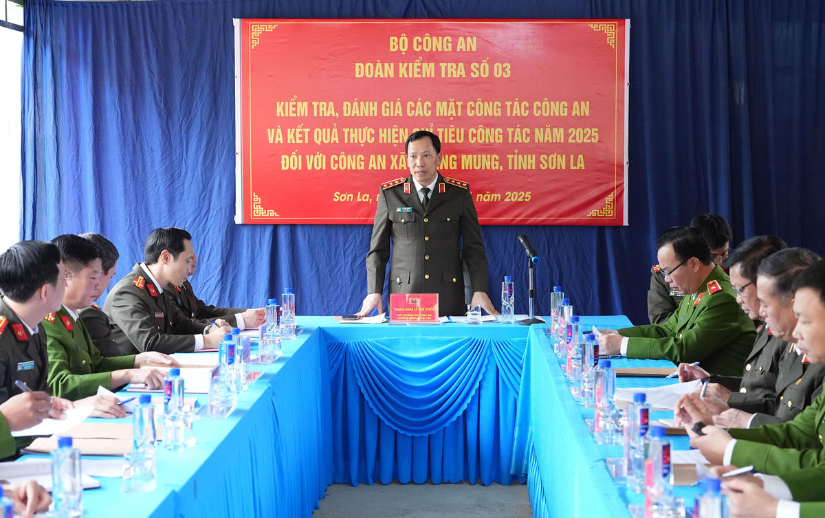 Thượng tướng Lê Văn Tuyến thăm, kiểm tra tại Công an xã Chiềng Mung. Ảnh: C.T.