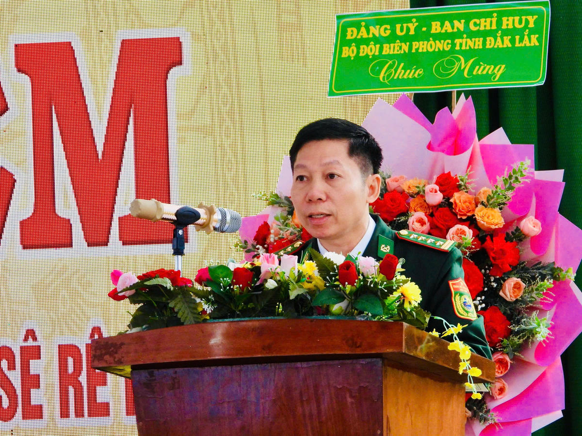 Đại tá Đỗ Quang Thấm, Bí thư Đảng ủy, Phó Chính ủy Bộ Chỉ huy Quân sự tỉnh kiêm Chính ủy Bộ đội Biên phòng tỉnh phát biểu. Ảnh: Thanh Nga.