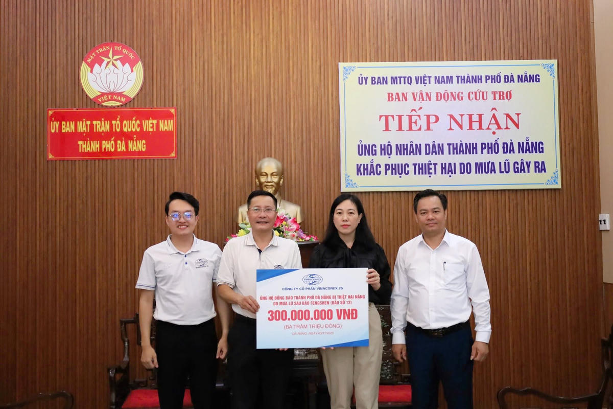 Công ty Vinaconex 25 trao tiền cứu trợ 300 triệu đồng. Ảnh: Nguyễn Tú.