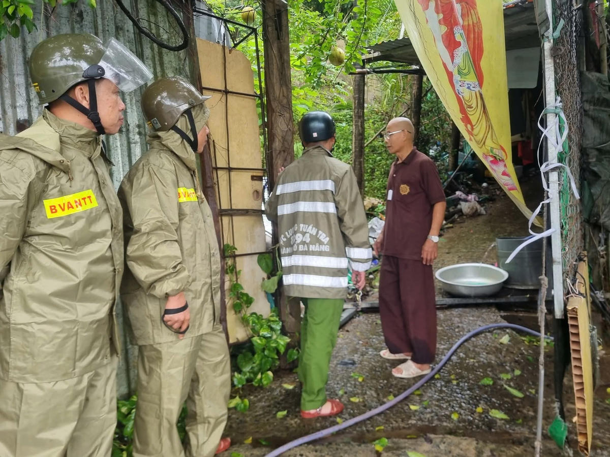 Khu vực chân bán đảo Sơn Trà cần sơ tán để đề phòng sạt lở. Ảnh: Nguyễn Tú.