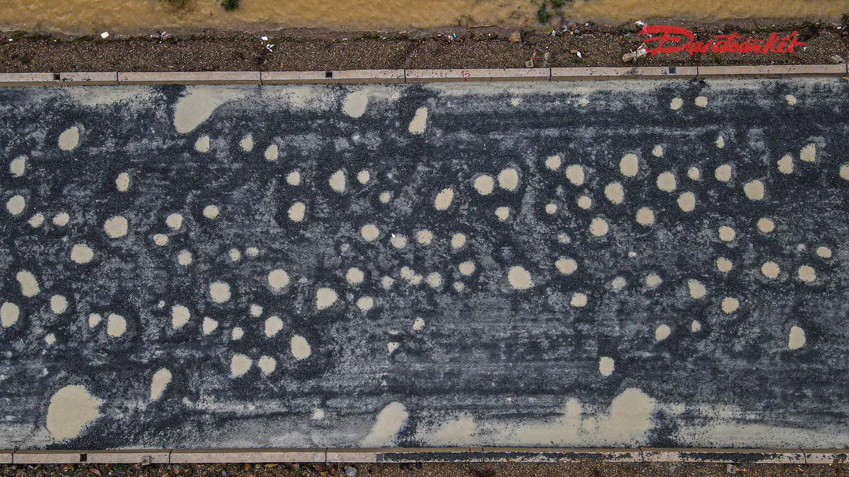 Ông Nguyễn Đức Dũng, &nbsp;Phó Giám đốc Khu quản lý đường bộ II cho biết, chủ đầu tư đã ghi nhận tình trạng mặt đường trong quá trình thi công bị hư hỏng sau mưa lớn, tuy nhiên hiện đơn vị thi công chưa thể triển khai khắc phục ngay do ảnh hưởng của thời tiết, mưa gió và lũ lụt. &nbsp;Ảnh: Cẩm Kỳ&nbsp;