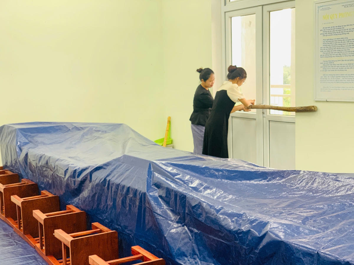 Các cô giáo gia cố cửa lớp. Ảnh: Cẩm Vân.