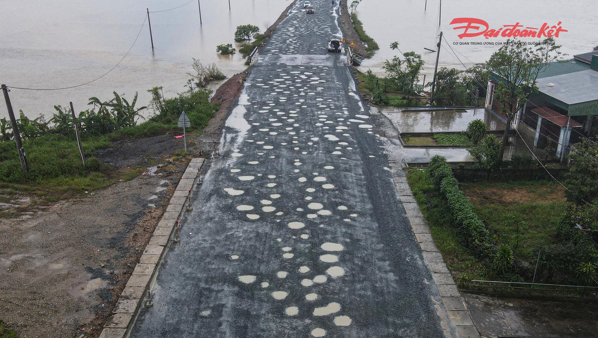 Ghi nhận dọc tuyến Quốc lộ 1 đoạn qua xã Kỳ Khang, nhiều vị trí mặt đường bị bong tróc, tạo thành hố sâu và rộng, có nơi chiếm gần nửa phần đường. Ảnh: Cẩm Kỳ&nbsp;