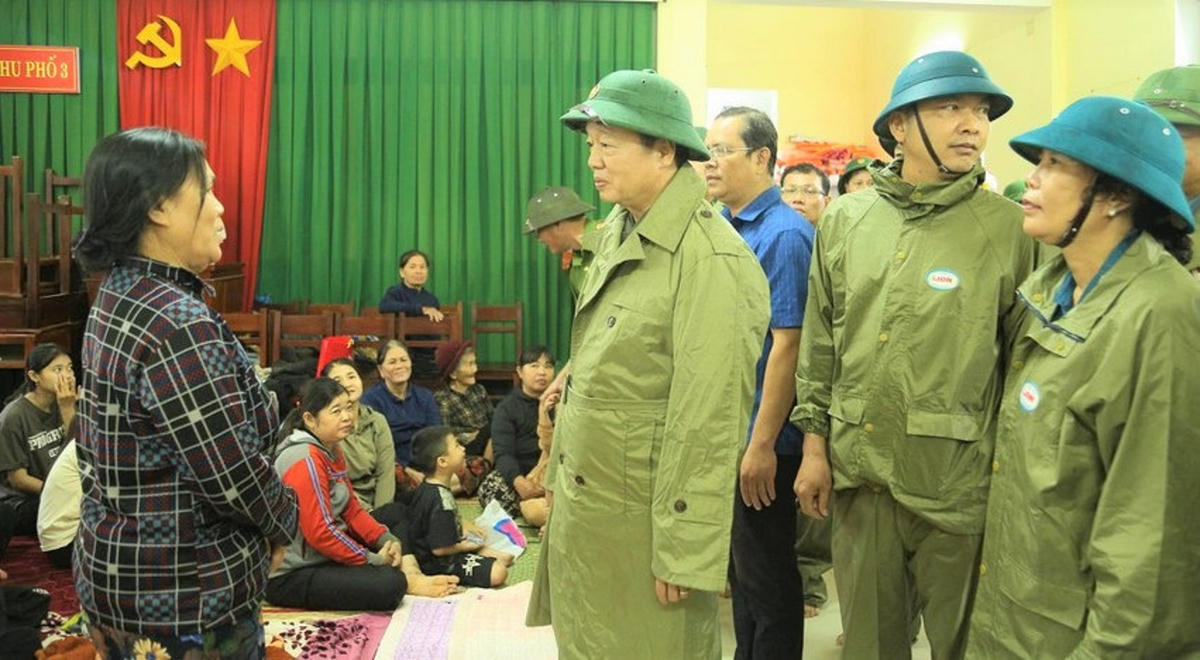 Phó Thủ tướng Chính phủ Trần Hồng Hà thăm hỏi tình hình người dân ở nơi sơ tán. Ảnh: H. Phúc.