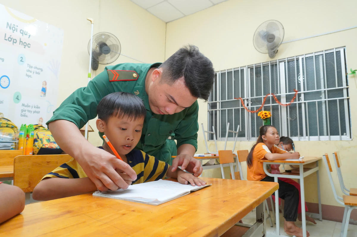 Những người lính biên phòng Tuyên Bình luôn mong muốn mang con chữ để các em có kiến thức tối thiểu, tự tin hòa nhập và có một tương lai tốt đẹp hơn. Ảnh: V.H.