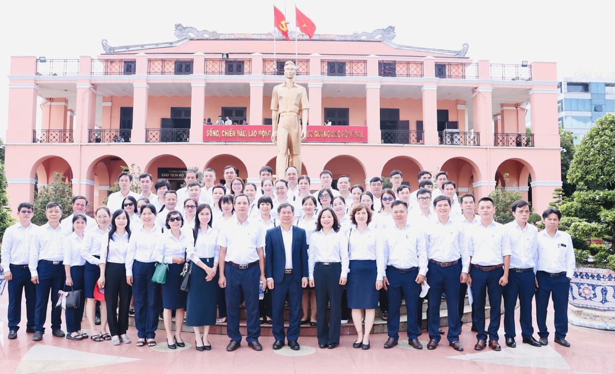 Đoàn đại biểu chụp ảnh lưu niệm tại Bảo tàng Hồ Chí Minh. 