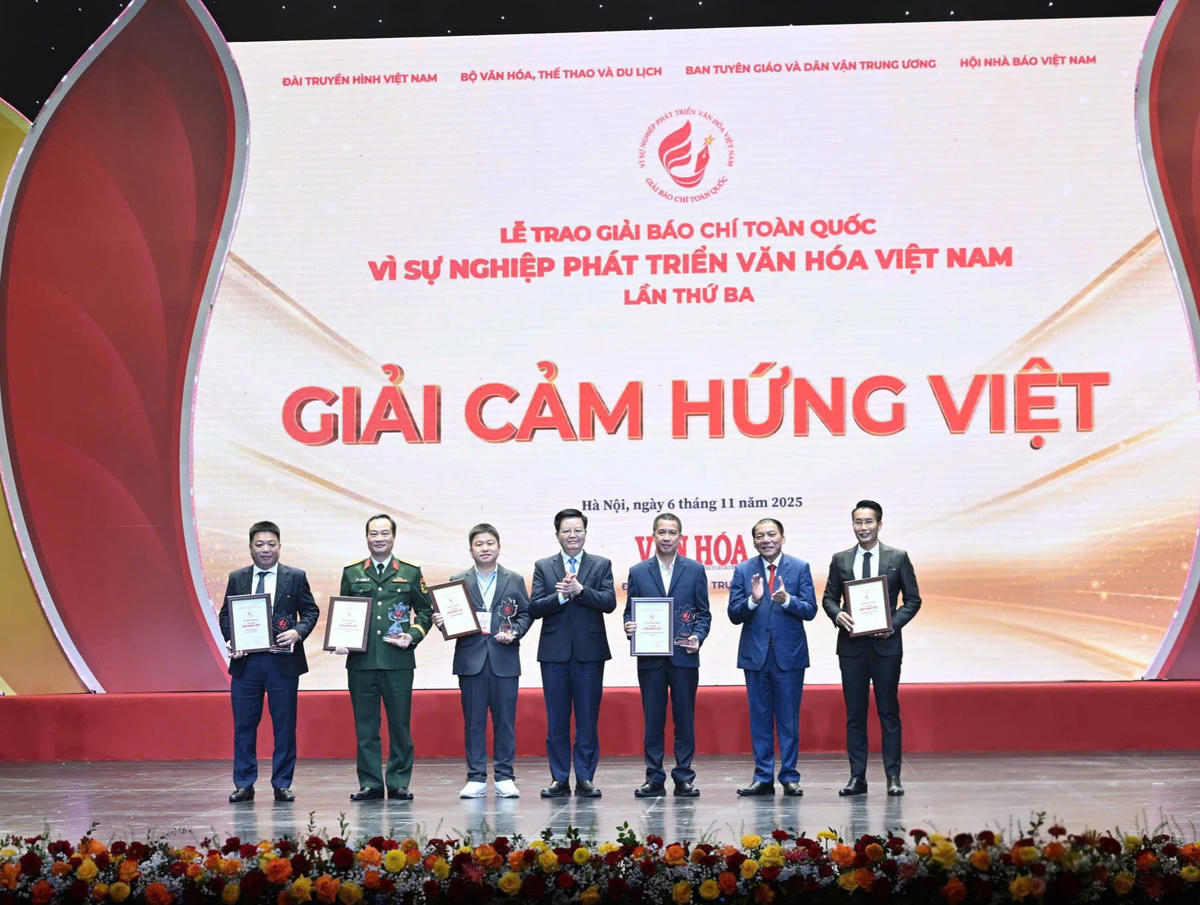 Ban tổ chức trao giải “Cảm hứng Việt”. Ảnh: BTC.