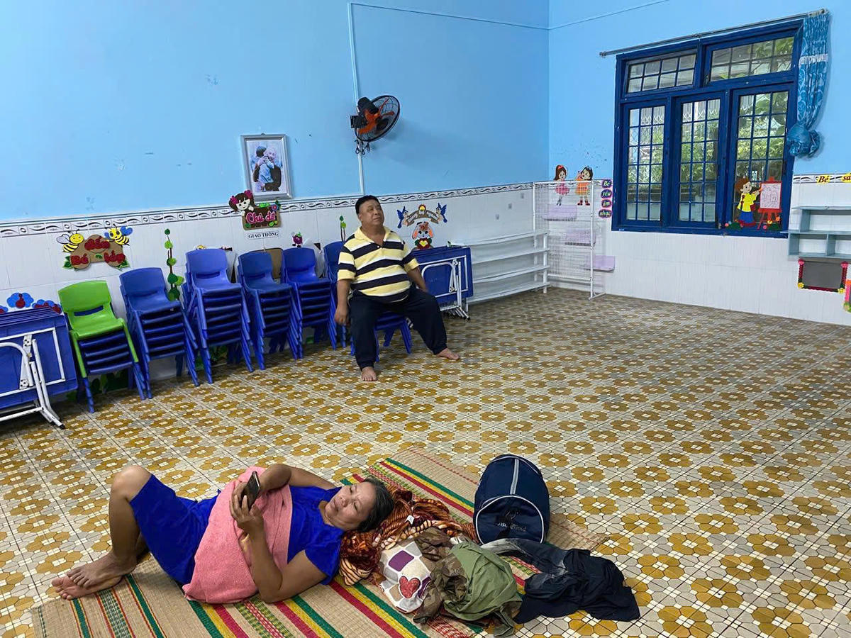 Người dân Quảng Ngãi được đưa tới khu sơ tán tránh bão số 13 an toàn. Ảnh: CV.