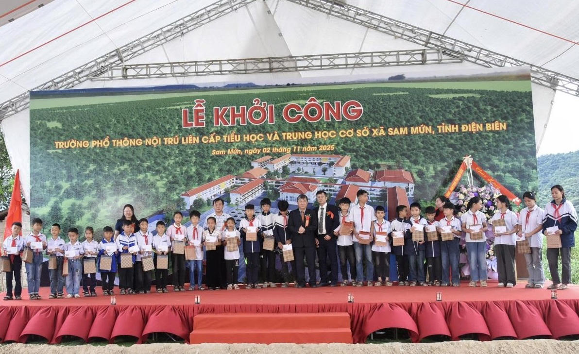 Học sinh có hoàn cảnh khó khăn trên địa bàn xã Sam Mứn (Điện Biên) được nhận quà từ nhà tài trợ . Ảnh: Anh Dũng