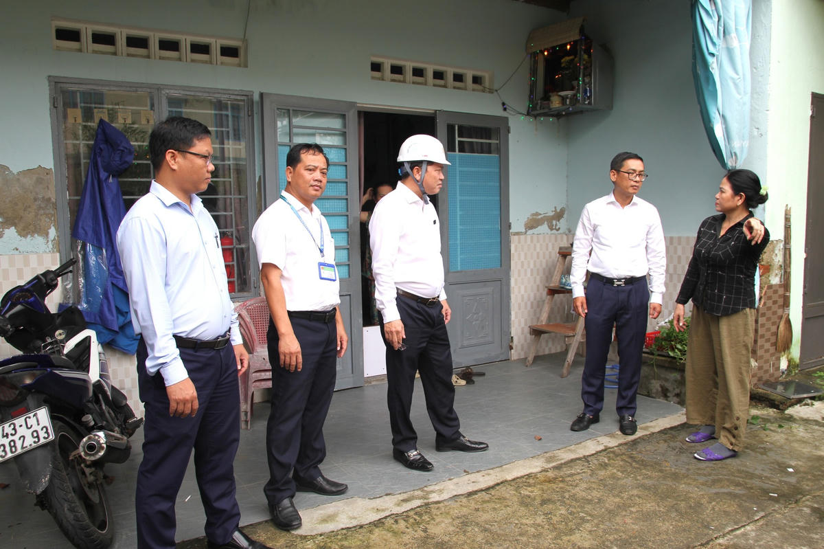 Lãnh đạo phường Sơn Trà vận động người dân sơ tán. Ảnh: Nguyễn Tú.