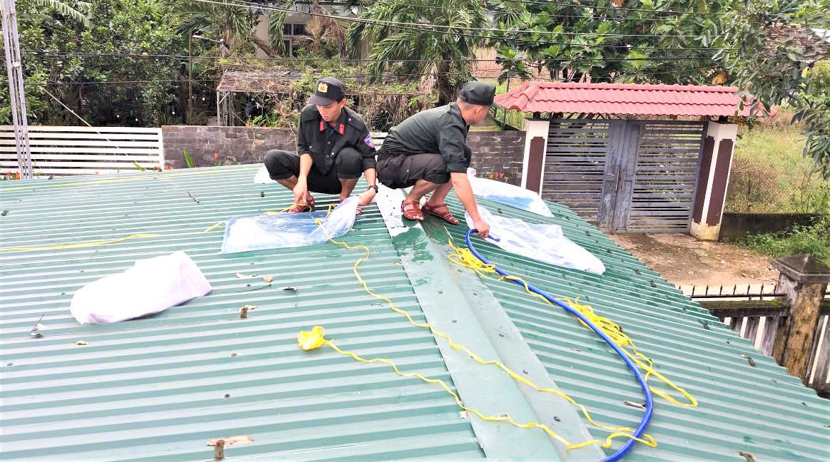 Lực lượng chức năng chằng chống nhà cửa cho người dân Quảng Ngãi. Ảnh: CV.