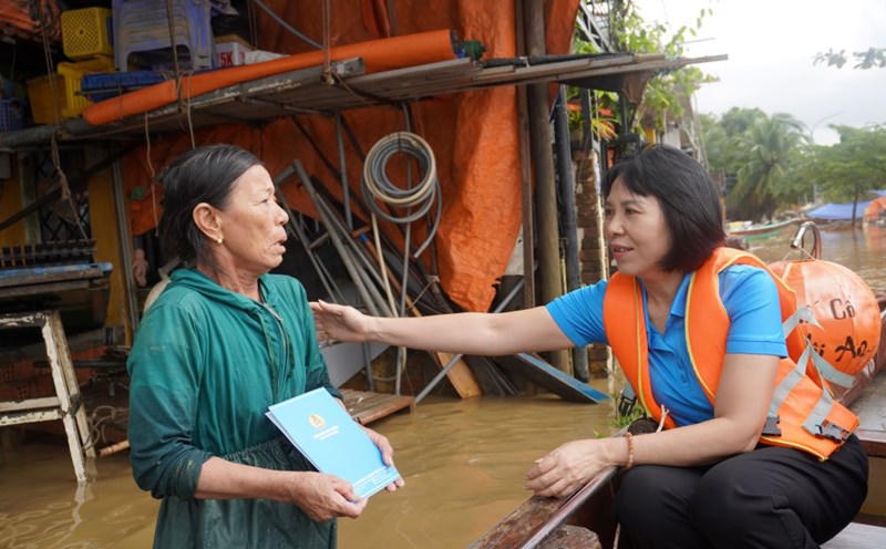 Liên đoàn Lao động Đà Nẵng trao quà, động viên lực lượng tuyến đầu và người lao động sau mưa lũ. Ảnh: Trần Thi