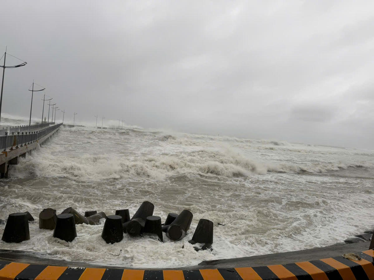 Sóng biển đánh mạnh vào bờ tại đặc khu Lý Sơn. Ảnh: CV.