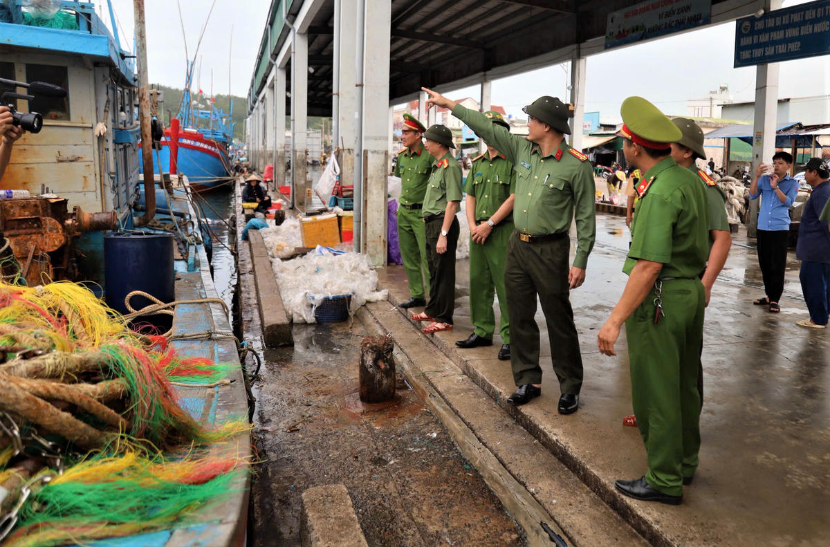 Đại tá Hồ Song Ân (chỉ tay), Giám đốc Công an tỉnh Quảng Ngãi kiểm tra tại khu cảng cá Sa Huỳnh. Ảnh: CV.