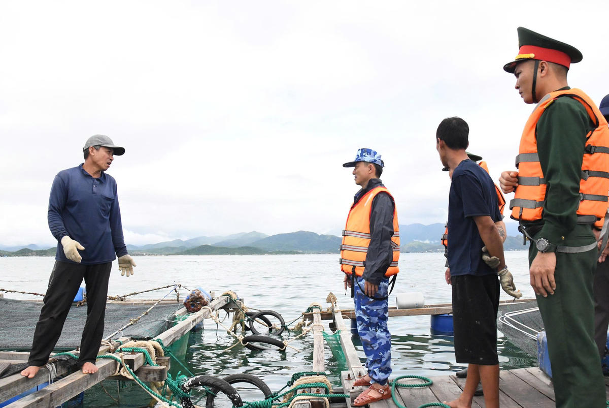 Hải đoàn 32&nbsp;hướng dẫn ngư dân ứng phó với bão số 13 tại phường Đông Ninh (tỉnh Khánh Hòa). Ảnh: Đức Định.