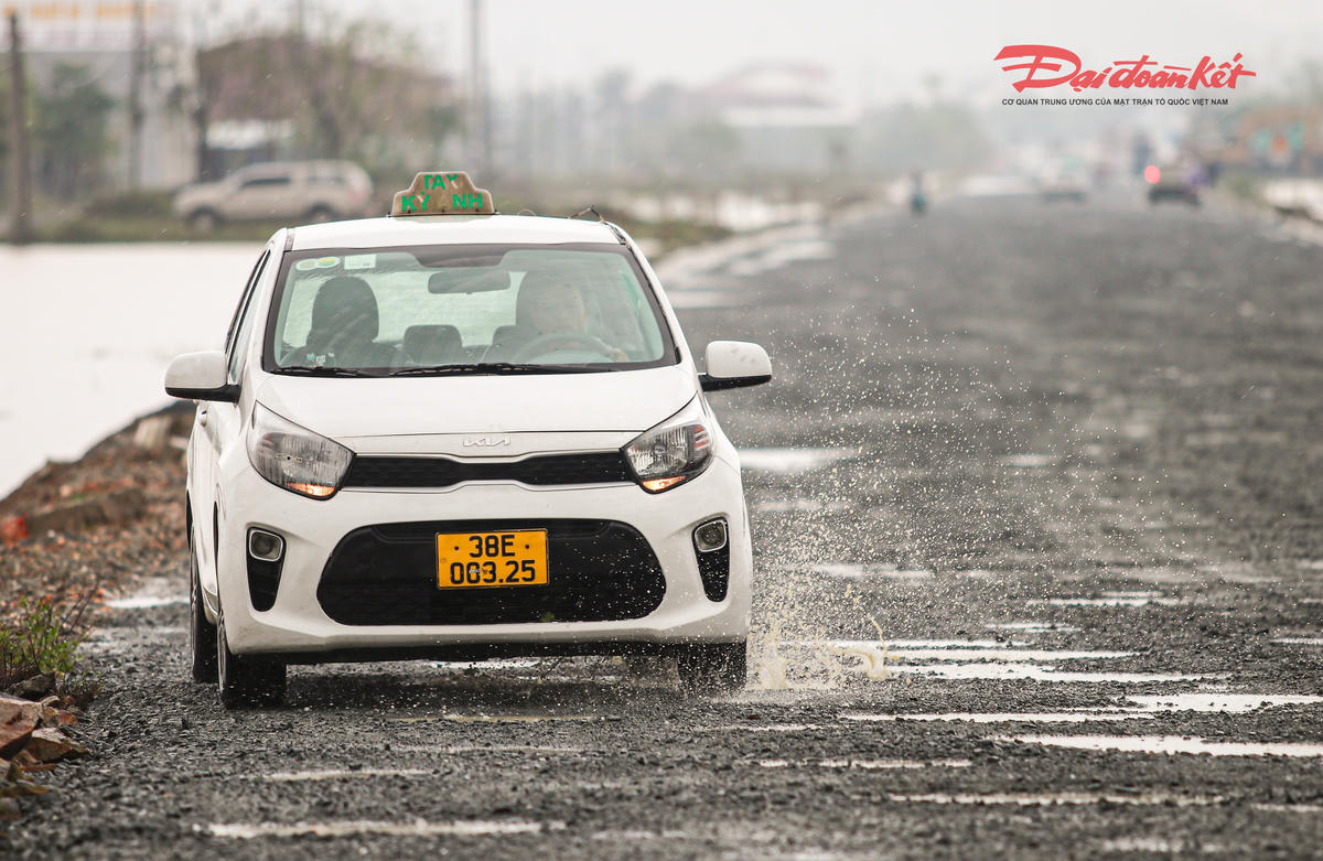 Một số đoạn còn xuất hiện lớp nhựa bị nứt vỡ, tạo nên mặt đường gồ ghề, gây mất an toàn giao thông. Ảnh: Cẩm Kỳ&nbsp;