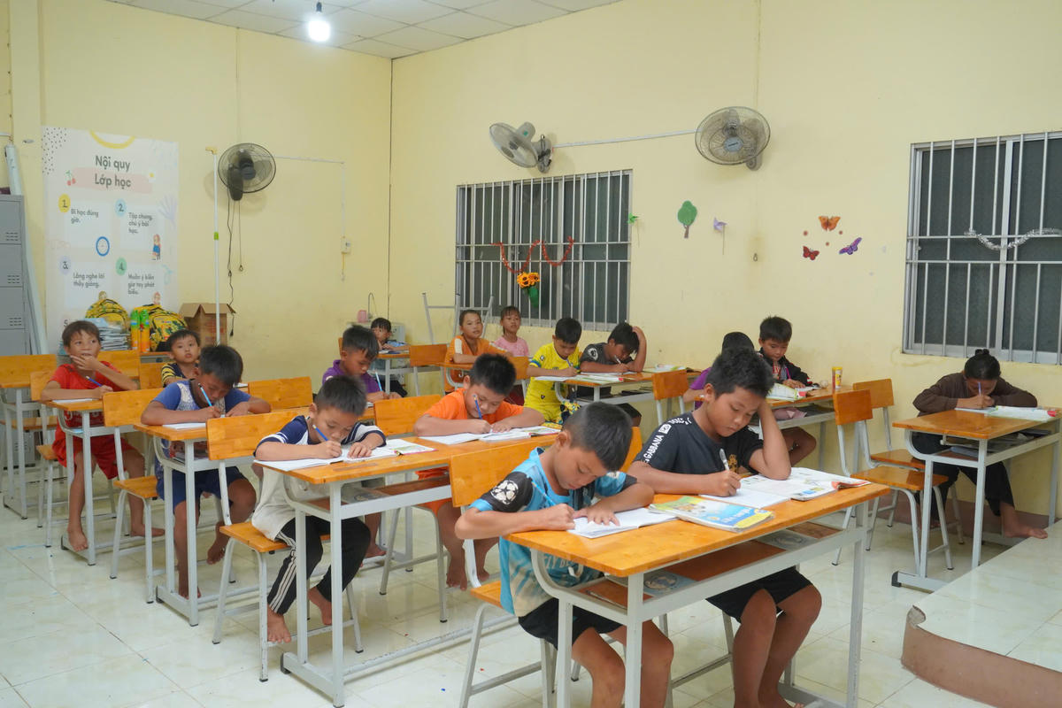 Lớp học xóa mù chữ của những người lính biên phòng Tuyên Bình sáng đèn mỗi tối. Ảnh: V.H.