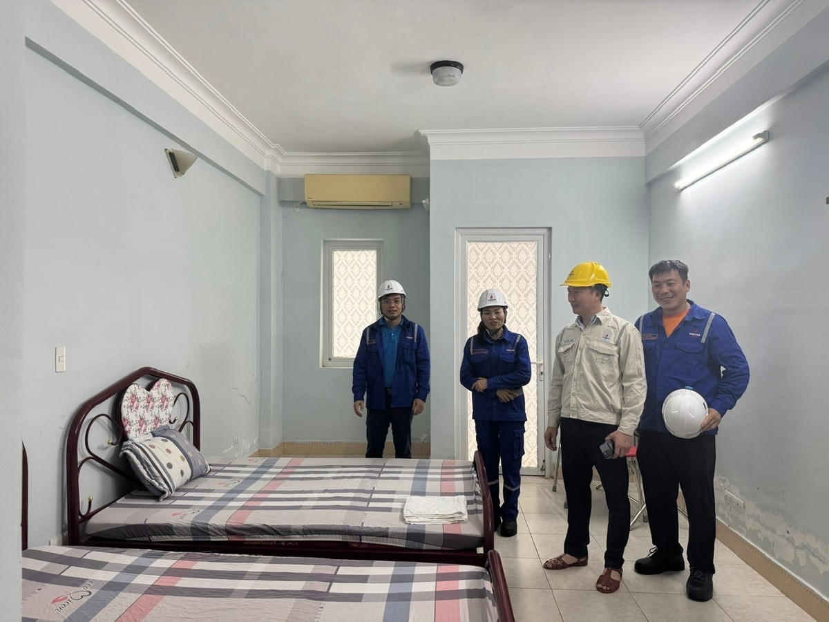 Phó Tổng Giám đốc BSR Phạm Minh Nghĩa (mũ vàng) kiểm tra các điều kiện hậu cần sẵn sàng cho các lực lượng ở lại tham gia vận hành Nhà máy.