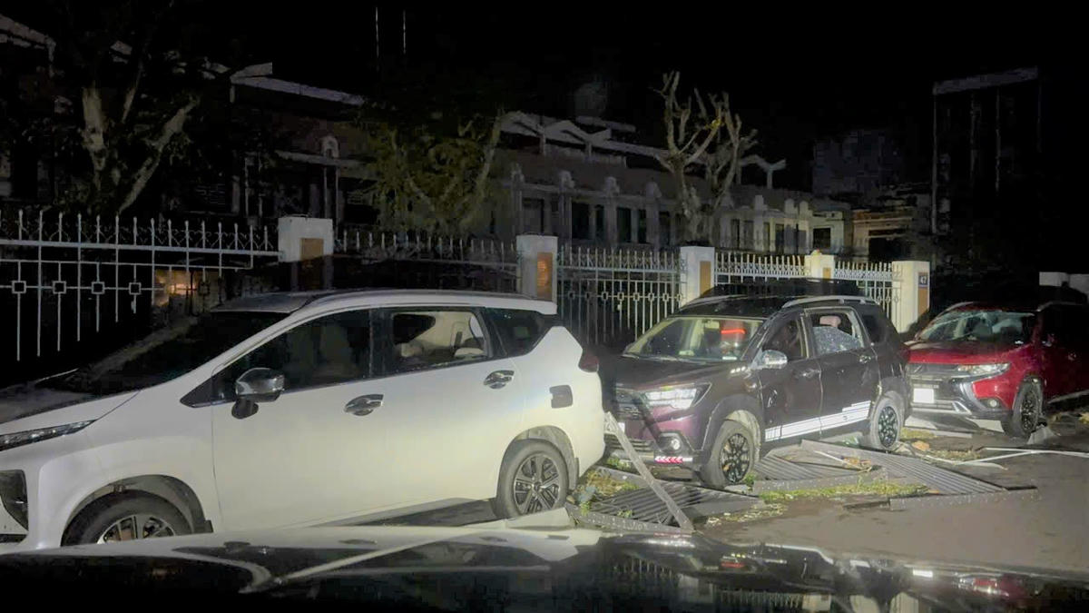 Một số xe ô tô của người dân phường Quy Nhơn bị bể kính sau cơn bão số 13 đi qua. Ảnh: Đình Sang.