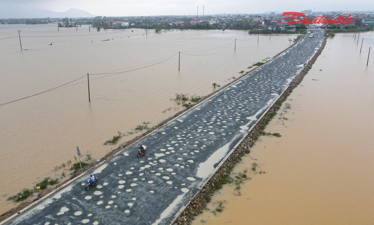 Sau nhiều ngày mưa lớn, mặt đường Quốc lộ 1 đoạn qua xã Kỳ Khang (Hà Tĩnh) xuất hiện dày đặc ổ gà, ổ voi, khiến việc đi lại của người dân và phương tiện gặp nhiều khó khăn. Ảnh: Cẩm Kỳ&nbsp;