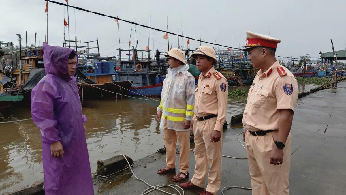 Lực lượng Công an Đà Nẵng tuyên truyền ngư dân đến nơi trú bão số 13 an toàn. Ảnh: CV