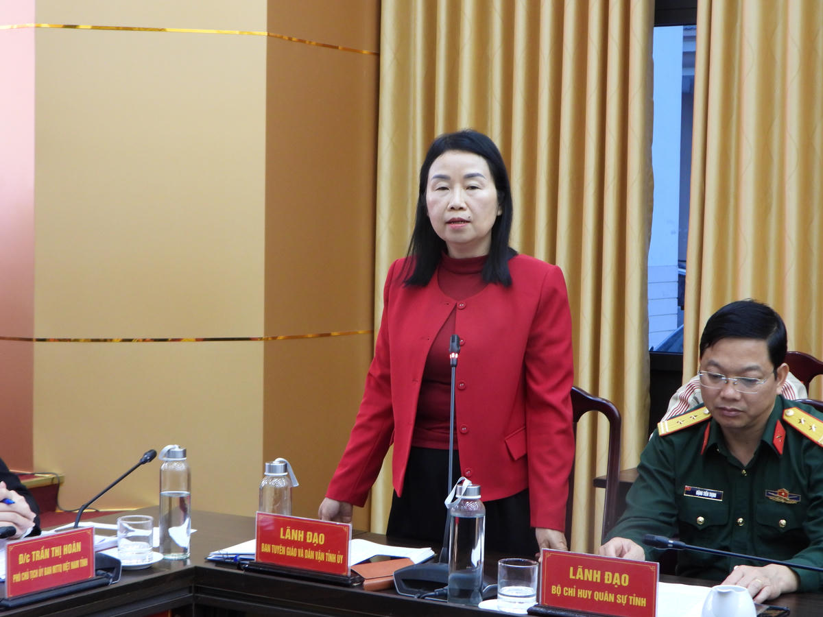 Đại diện lãnh đạo Ban Tuyên giáo và Dân vận Tỉnh ủy Tuyên Quang đóng góp ý kiến tại Hội nghị. Ảnh: Đ.S.