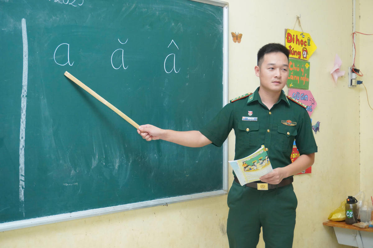 Chung tay xóa mù chữ nơi vùng biên