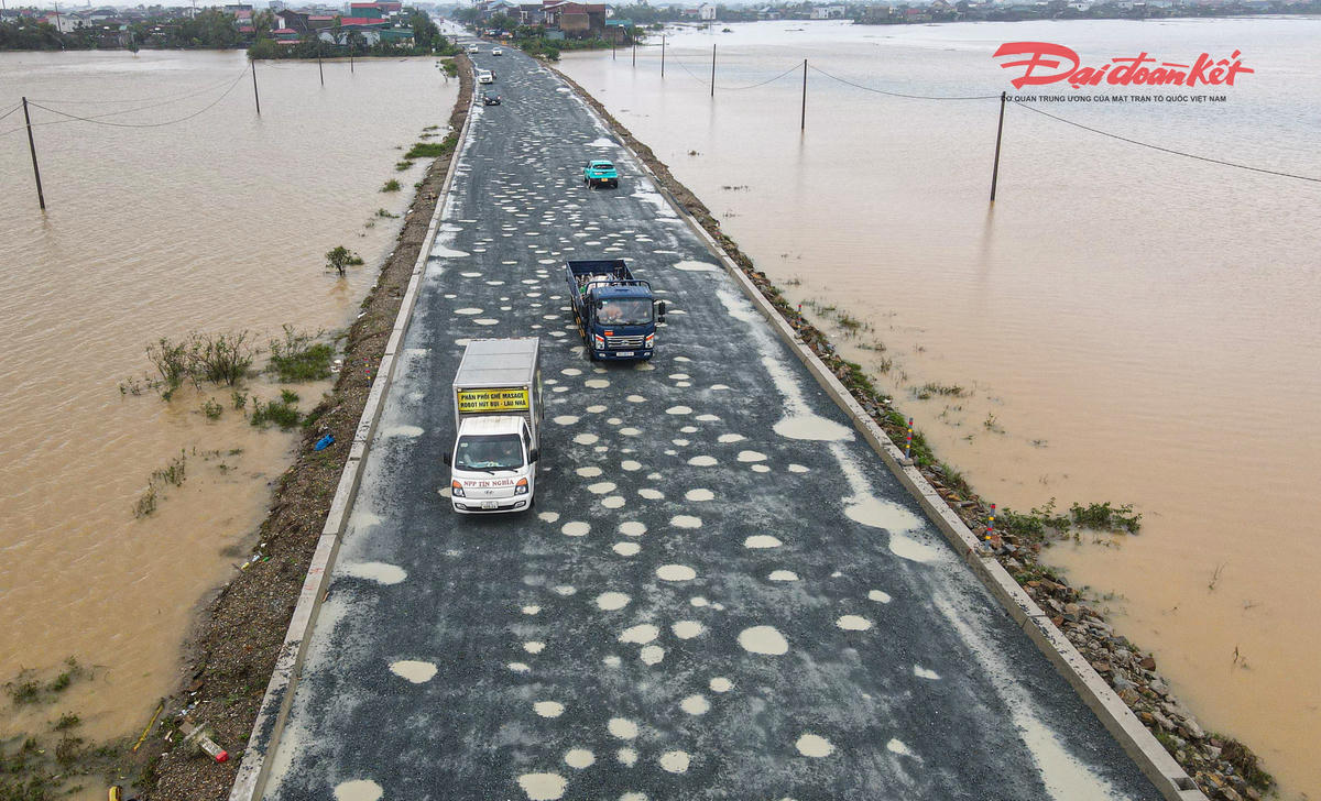 Sau mưa, nước đọng lại khiến các ổ gà, ổ voi bị che lấp, phương tiện qua lại dễ rơi vào tình trạng chao đảo, đặc biệt nguy hiểm vào ban đêm. Ảnh: Cẩm Kỳ&nbsp;