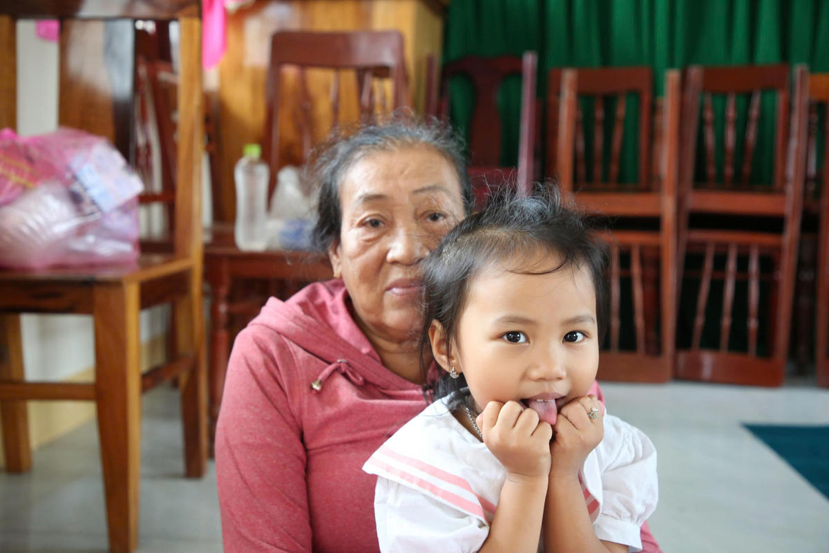 Bà Nguyễn Thị Thới lo lắng về cơn bão số 13. Ảnh: Tấn Thành.