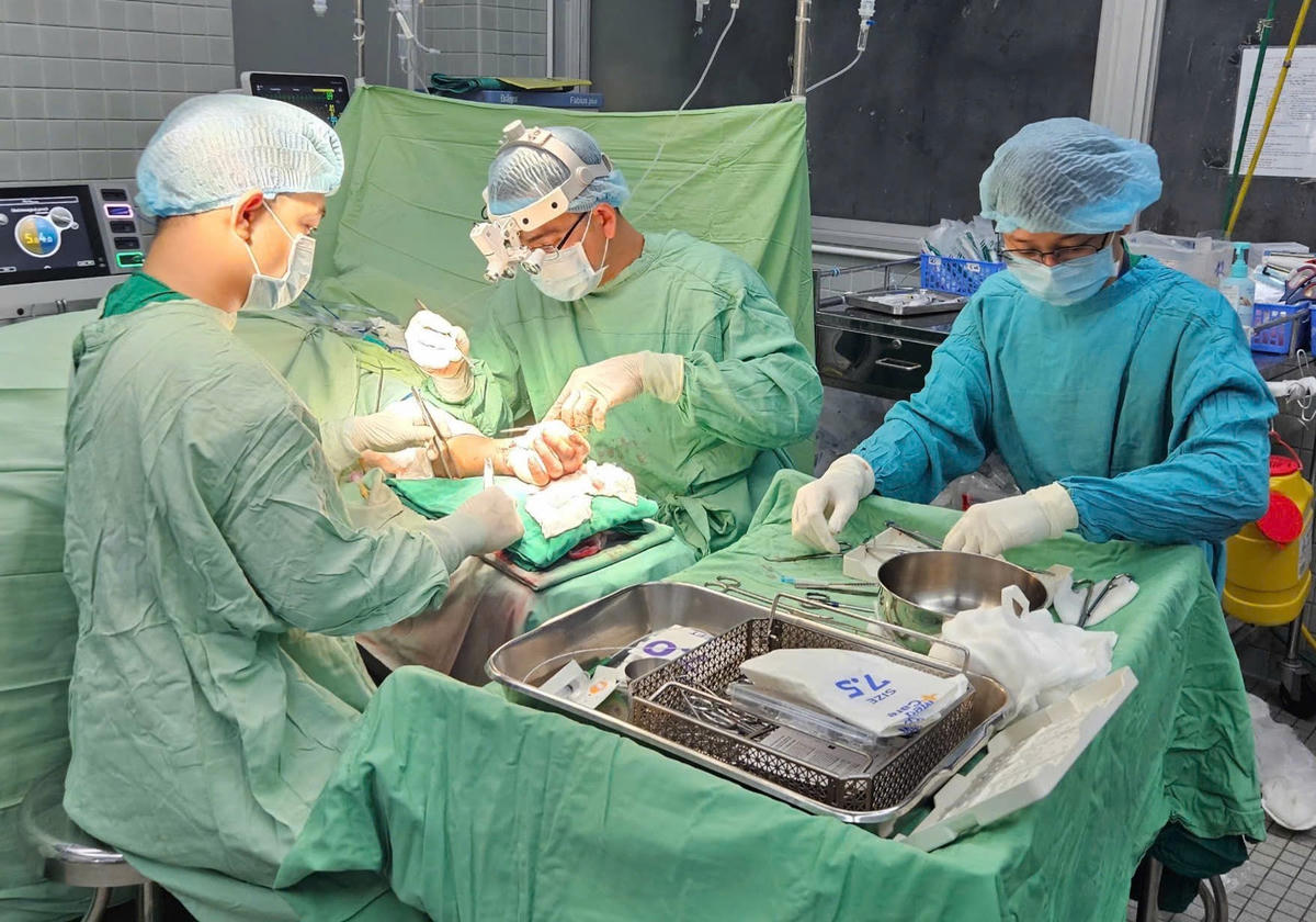 Bệnh viện phải kích hoạt quy trình báo động đỏ nội viện để cấp cứu và phẫu thuật cho bệnh nhân. Ảnh: BV