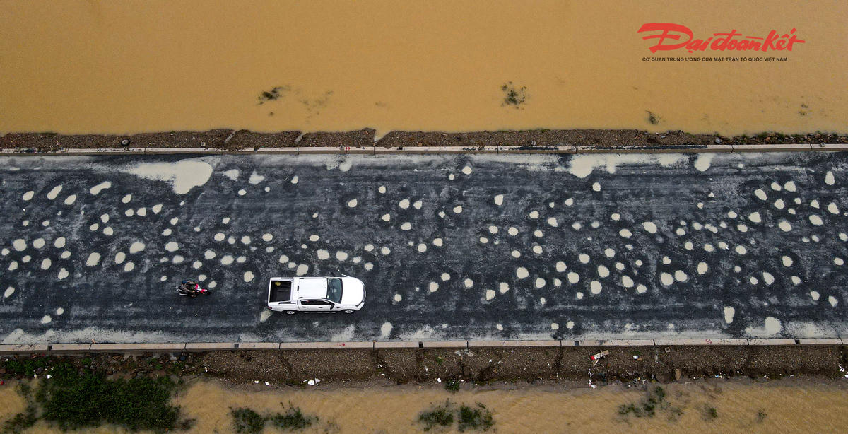 Theo tìm hiểu, tuyến Quốc lộ 1 đoạn từ nút giao với tuyến tránh Kỳ Anh tới đoạn gần điểm giao cắt với đường Nguyễn Thị Bích Châu, thuộc địa phận xã Kỳ Thư, huyện Kỳ Anh cũ, nay là xã Kỳ Khang có chiều dài 3,1 km. Phần lớn mặt đường đoạn tuyến này được xây dựng bằng kết cấu bê tông xi măng do trước đây thường xuyên ngập lụt vào mùa mưa. Sau nhiều năm đầu tư hệ thống thoát nước, tình trạng ngập gần như đã được xử lý. Ảnh: Cẩm Kỳ&nbsp;