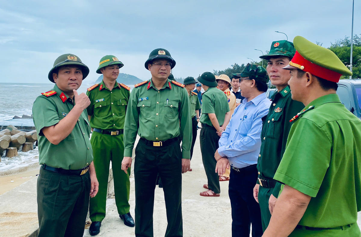 Đại tá Hồ Song Ân (ở giữa), Giám đốc Công an tỉnh Quảng Ngãi kiểm tra công tác phòng chống bão số 13. Ảnh: CV.
