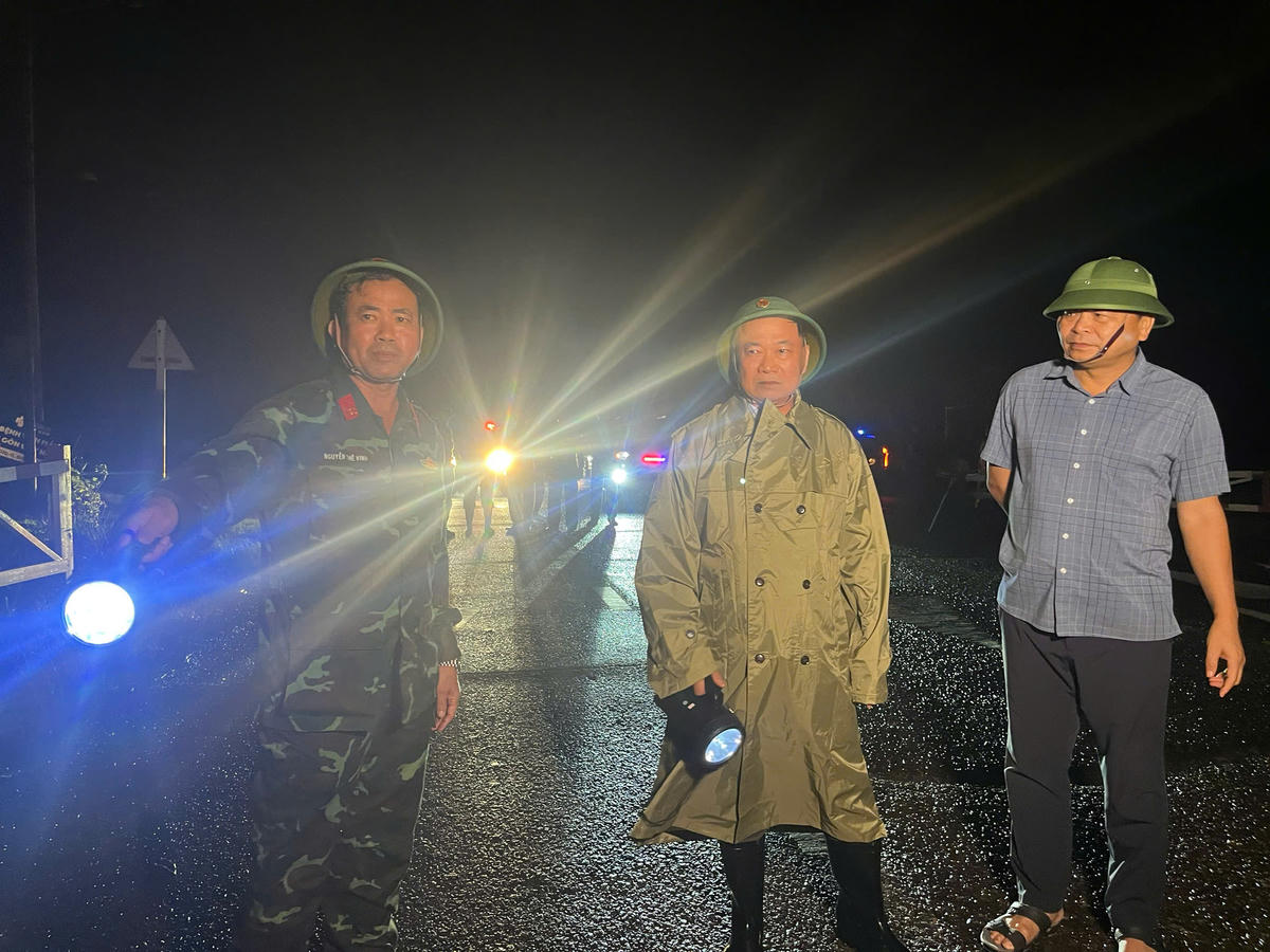 Ông Thái Đại Ngọc, Bí thư Tỉnh ủy Gia Lai đi kiểm tra thiệt hại sau bão số 13 gây ra tại địa phương. Ảnh: CV.