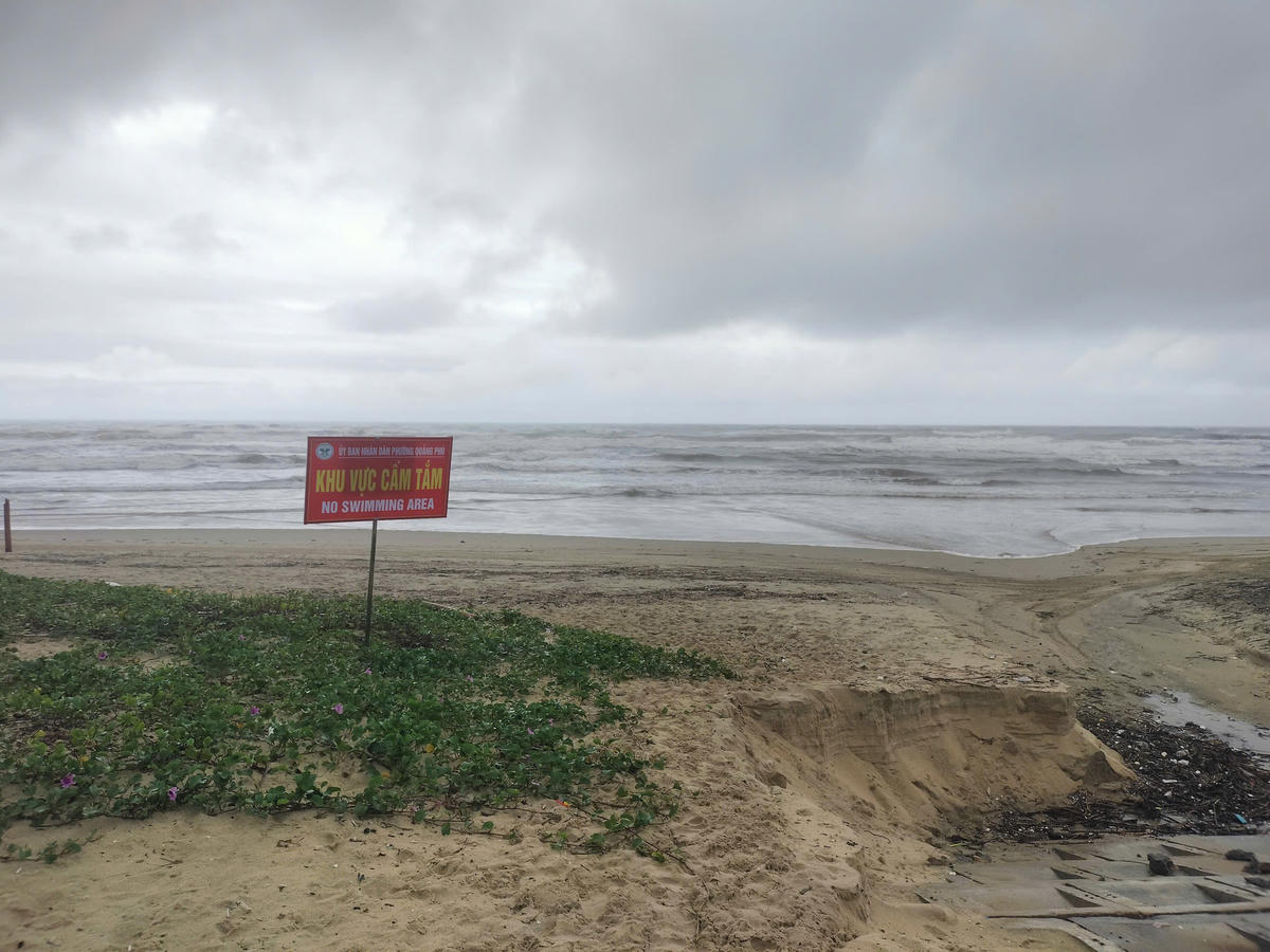 Lực lượng chức năng TP Đà Nẵng đặt biển cắm tắm biển. Ảnh: CV.