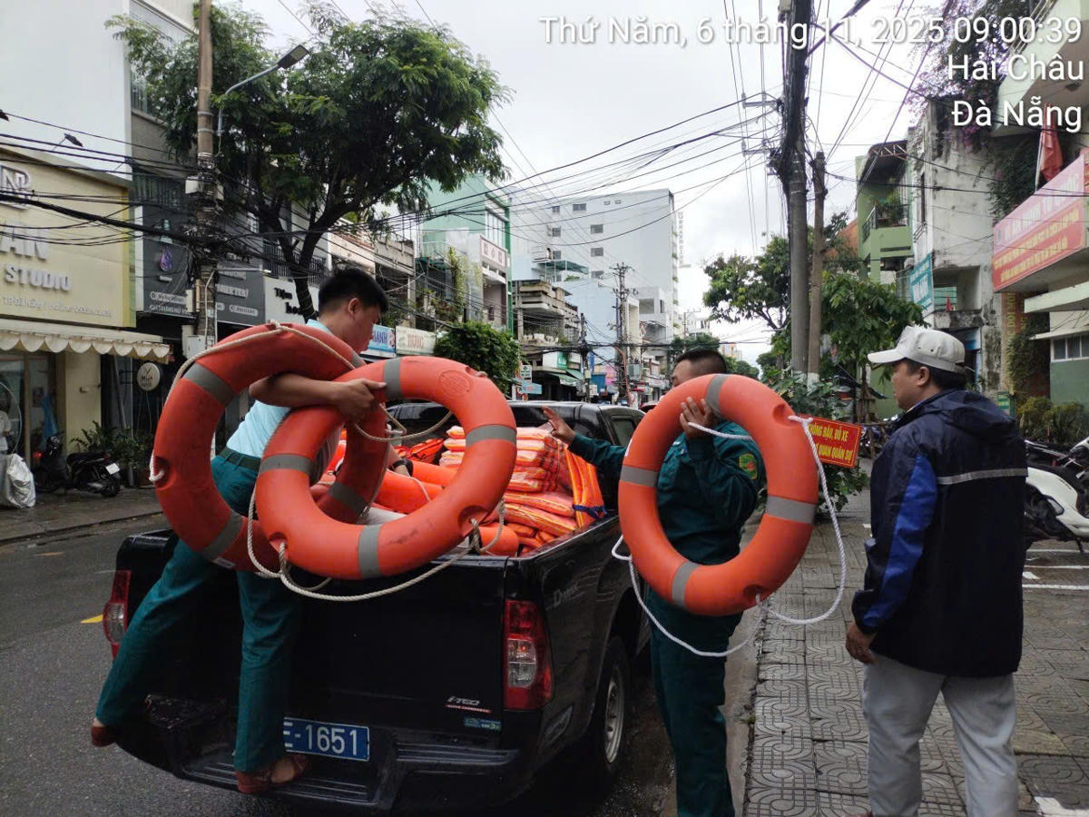 Lực lượng phường Hòa Cường đưa phao cứu sinh, áo phao vào khu vực dự báo ngập sâu. Ảnh: Nguyễn Tú.