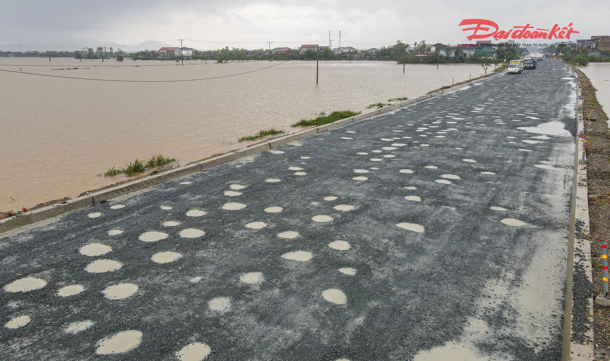 Các hạng mục chính gồm cào bóc, nâng nền, gia cố lề, cải tạo rãnh thoát nước và thảm bê tông nhựa hai lớp. Ảnh: Cẩm Kỳ&nbsp;