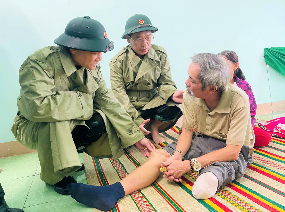 Thượng tướng Phạm Trường Sơn thăm hỏi sức khỏe người dân ở khu sơ tán. Ảnh: CV.