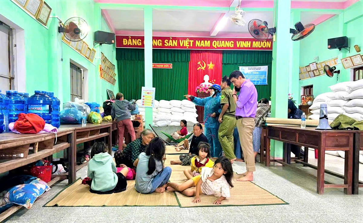 Lực lượng chức năng phường Sa Huỳnh sơ tán người dân đến địa điểm trú bão số 13 an toàn. Ảnh: CV.