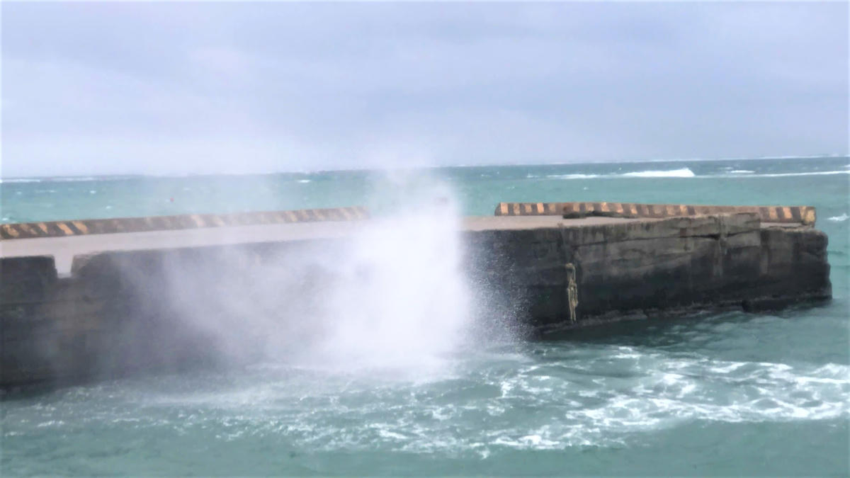 Sóng biển ở khu vực đặc khu Lý Sơn đánh mạnh vào bờ. Ảnh: CV.