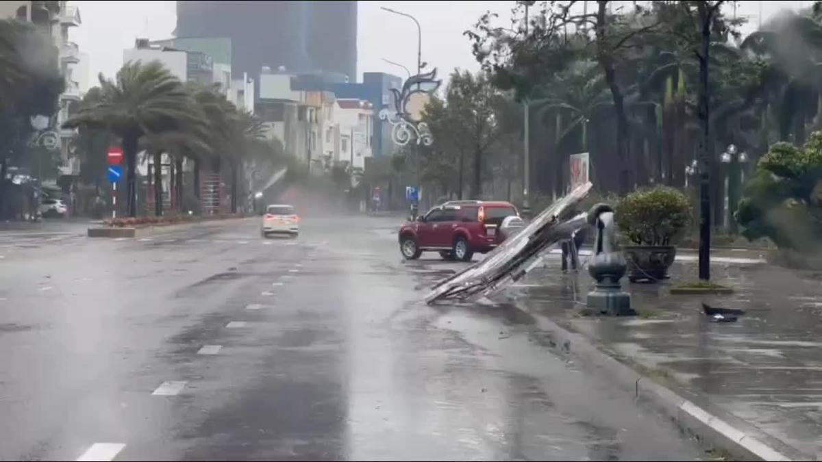 Một trụ điện trên đường Nguyễn Tất Thành, phường Quy Nhơn bị gãy đổ. Ảnh: Đ. Sang.